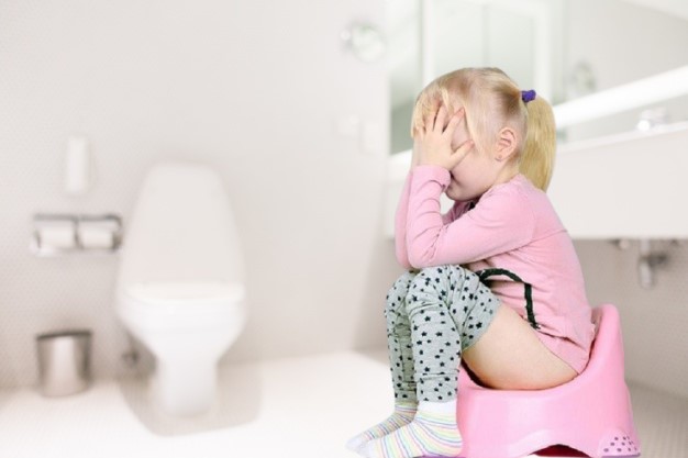 Cách giúp trẻ đi ngoài khi bị táo bón đơn giản và hiệu quả