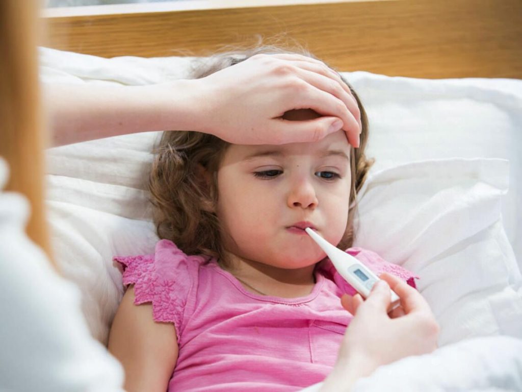 Bé sốt khi bị tiêu chảy