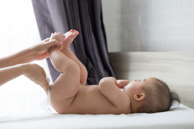 Hướng dẫn cách thụt hậu môn cho trẻ.