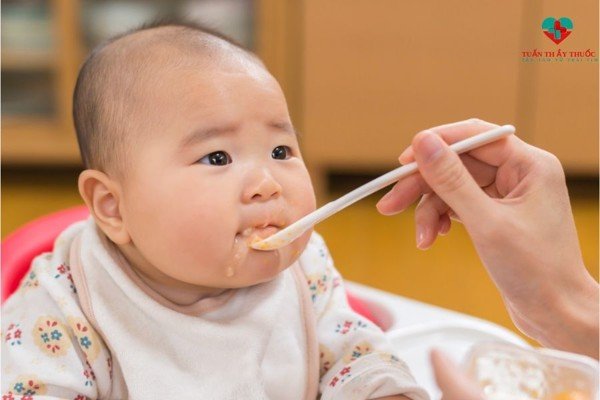 NGUYÊN NHÂN BÉ KHÔNG CHỊU ĂN DẶM, CHỈ BÚ MẸ LÀ GÌ?
