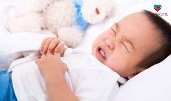 ĐAU BỤNG ĐI NGOÀI KÈM SỐT Ở TRẺ CÓ NGUY HIỂM KHÔNG?