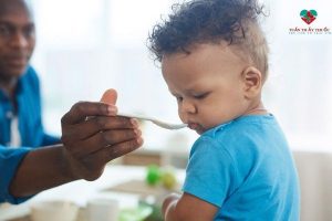 Trẻ 14 tháng biếng ăn cha mẹ nên chú ý gì?