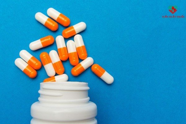 Trẻ uống kháng sinh bị tiêu chảy phải làm sao? Cách xử trí