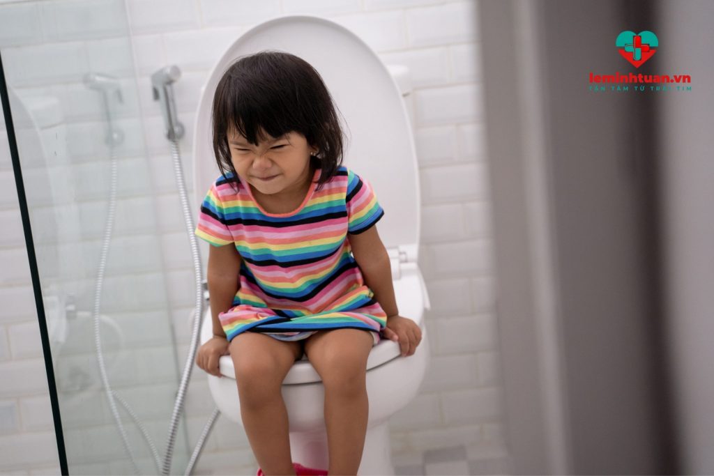 Trẻ 2-3 ngày mới đi ngoài 1 lần mẹ phải làm sao? Bác sĩ tư vấn điều trị