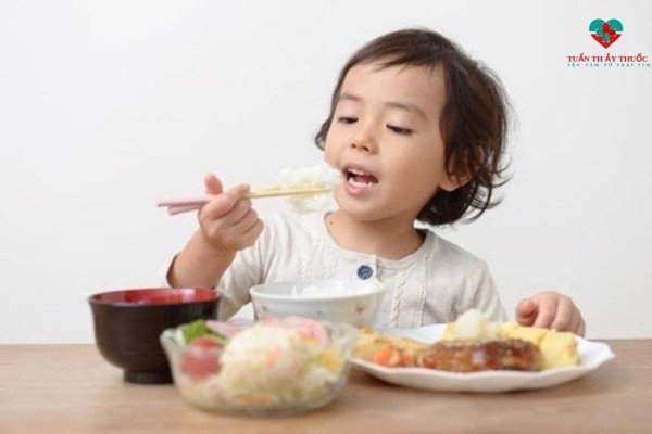Bé 7 tuổi ăn nhiều nhưng không tăng cân phải làm sao?