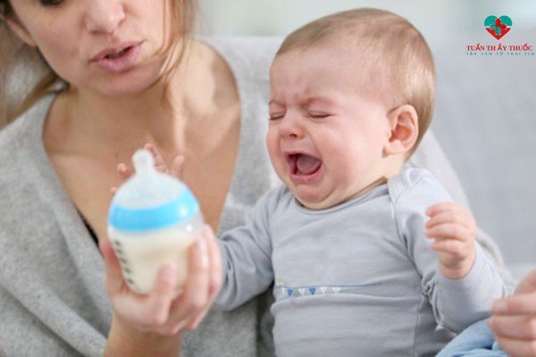 Bé không chịu bú bình khi thức và trẻ không chịu bú bình vào ban đêm mẹ phải làm sao lời khuyên từ chuyên gia