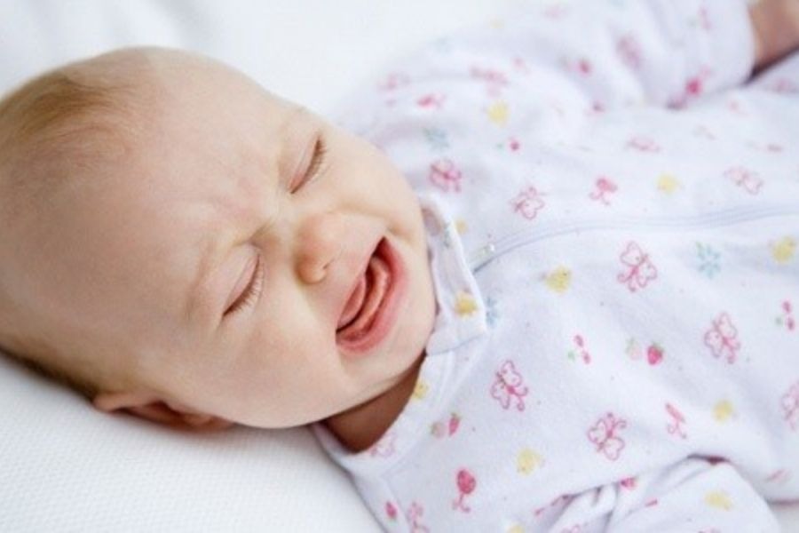 Trẻ sơ sinh bị sôi bụng đi ngoài có bọt phải làm sao?