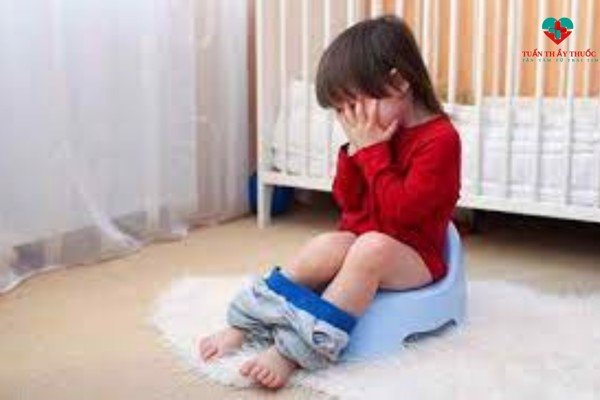 Trẻ đi vệ sinh nặng nhiều lần trong ngày nguyên nhân và giải pháp từ chuyên gia
