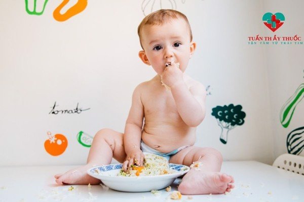 Cách trị bé ăn ngậm hiệu quả giúp bé ăn ngon chóng lớn mẹ cần biết