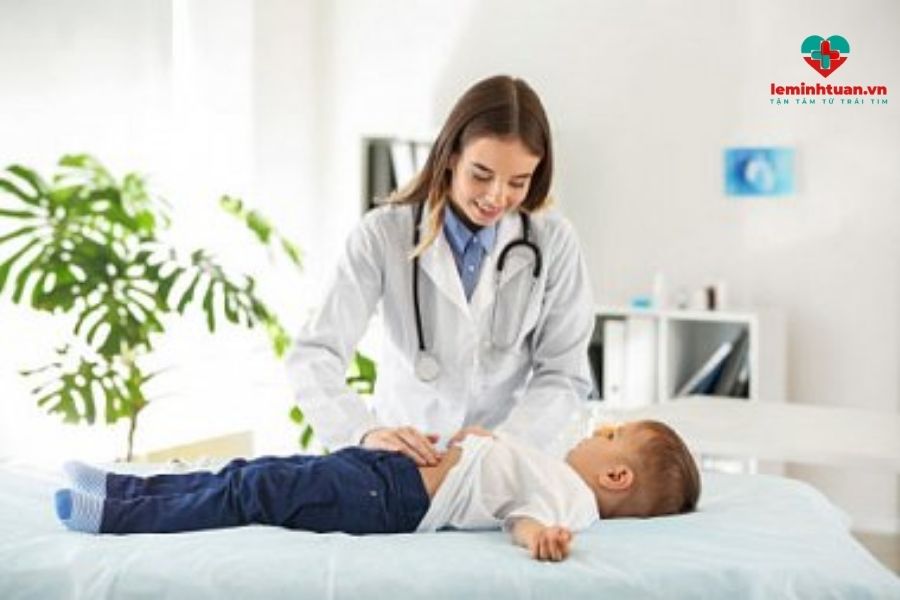 Trẻ bị táo bón đau bụng dưới mẹ phải làm sao? – Cách xử lý từ bác sĩ