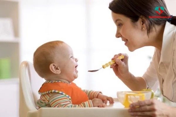 Ăn dặm đi ngoài có mùi chua nguyên nhân và giải pháp thế nào?