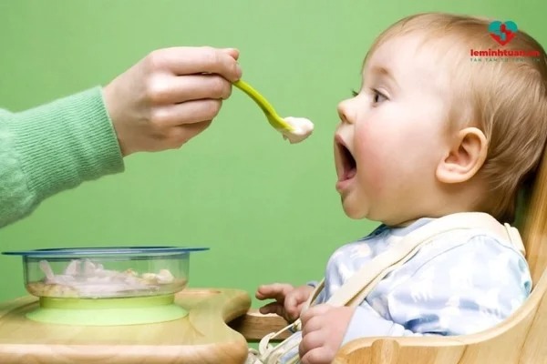 Trẻ đi ngoài màu đen nguyên nhân và giải pháp từ bác sĩ tiêu hóa